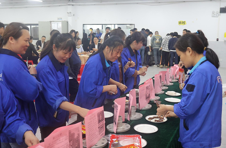 Funcionários que participam do evento de entretenimento corporativo